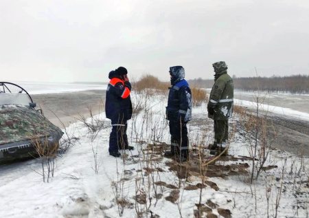 Двое жителей ЯНАО провалились под лед во время катания на снегоходе