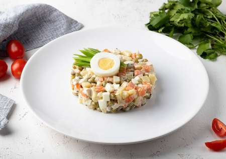 Готовим оливье как в СССР: классический, мясной и с кальмарами