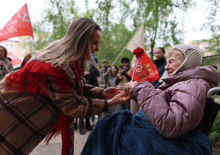 100-летний ветеран рядом с Путиным: трогательные фото героев ВОВ на параде