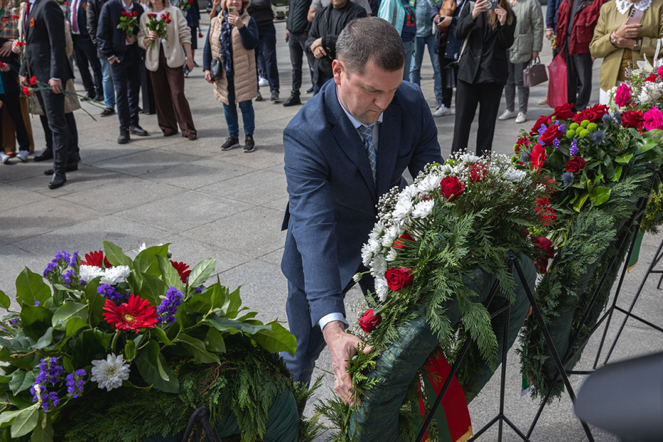 Возложение цветов к памятнику советским воинам в 81-ю годовщину Победы в Трептов-парке в Берлине