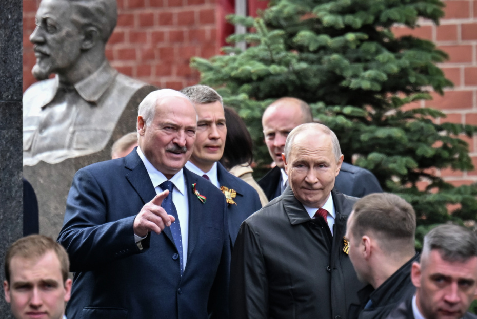 Президент РФ Владимир Путин и президент Белоруссии Александр Лукашенко на Красной площади в Москве на военном параде в честь 81-й годовщины победы в Великой Отечественной войне