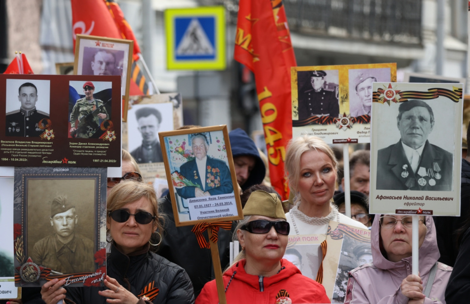 Участники акции ‭«Бессмертный полк», посвященной 81-й годовщине Победы в Великой Отечественной войне, в Санкт-Петербурге