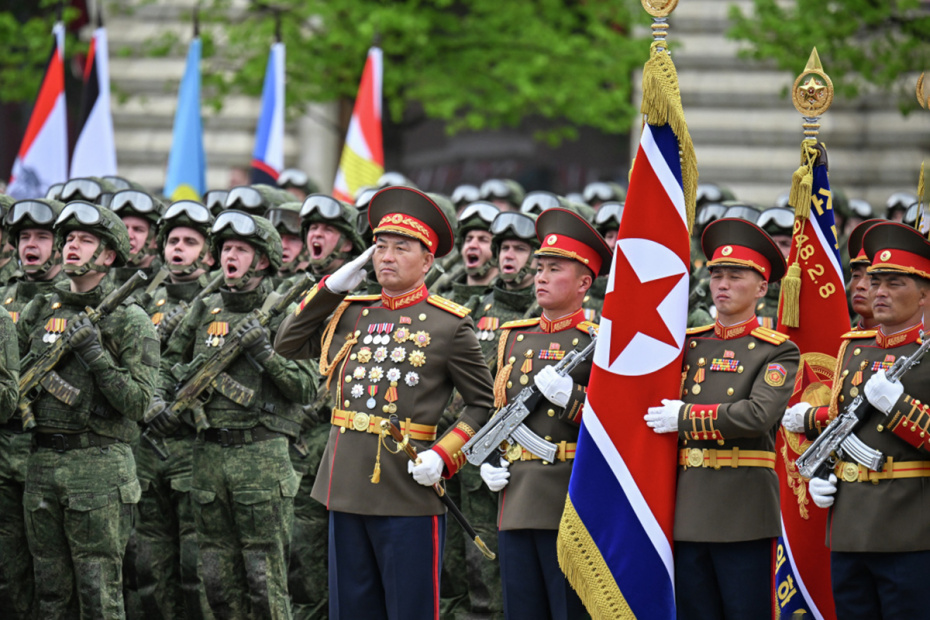 Военный парад в Москве в честь 81-й годовщины Победы в Великой Отечественной войне. Справа — военнослужащие КНДР