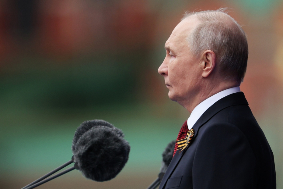 Владимир Путин выступает на Красной площади в Москве на военном параде в честь 81-й годовщины победы в Великой Отечественной войне
