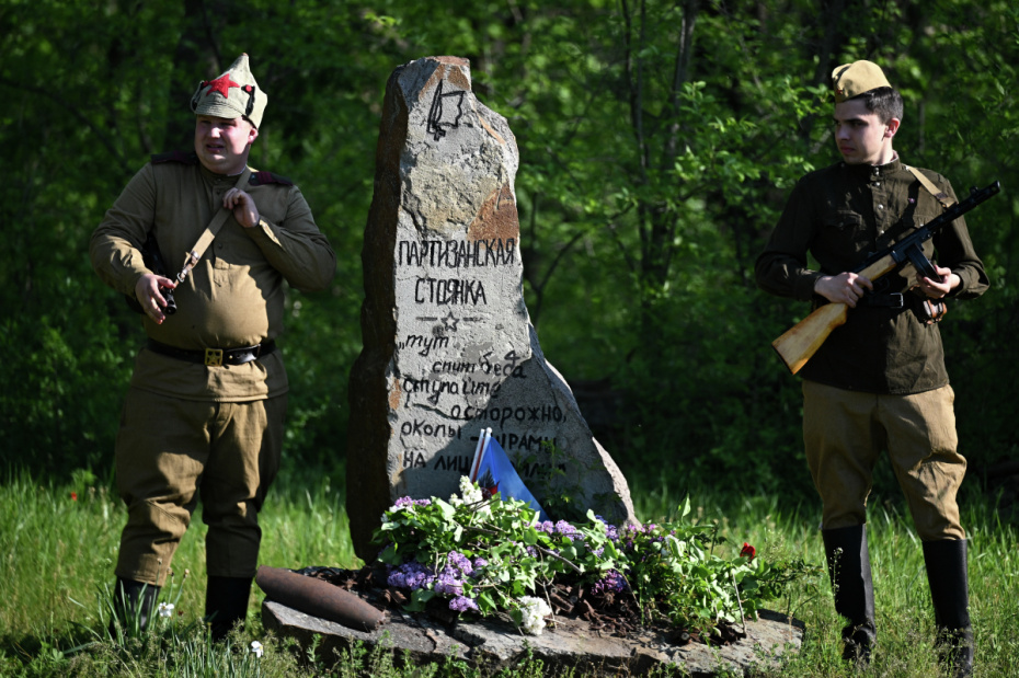 Участники акции ‭«Бессмертный полк» в честь 81-й годовщины Победы в Великой Отечественной войне. Акция прошла на территории мемориального комплекса ‭«Партизанская стоянка» в Луганской Народной Республике.