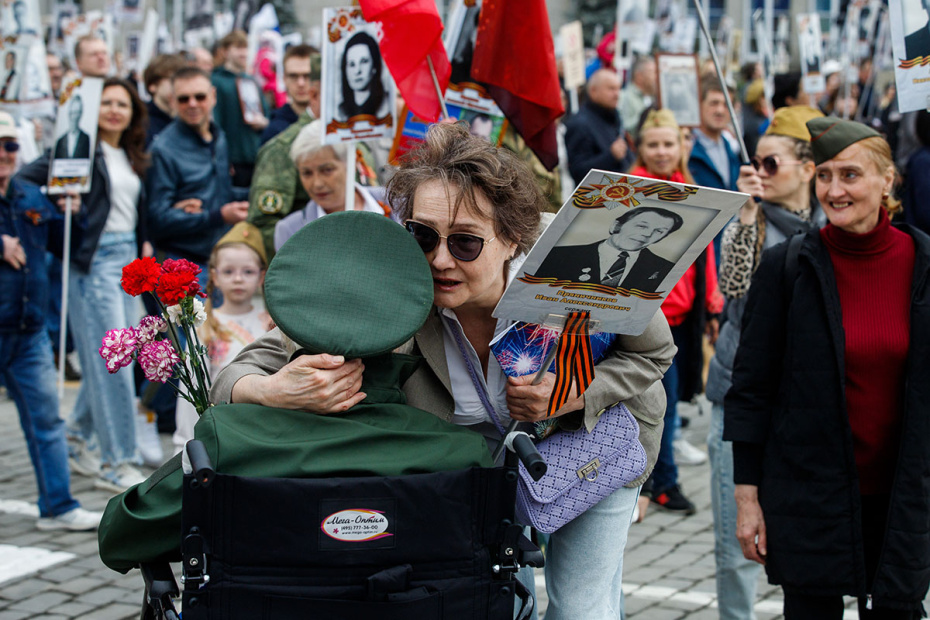 Участники акции ‭«Бессмертный полк», посвященной 81-й годовщине Победы в Великой Отечественной войне, в Екатеринбурге