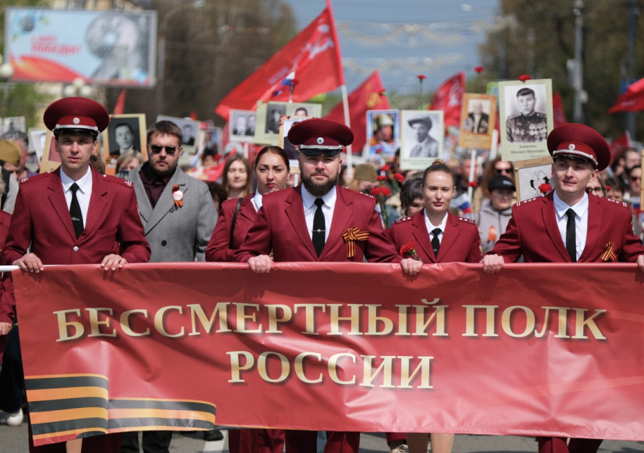 Участники акции ‭«Бессмертный полк», посвященной 81-й годовщине Победы в Великой Отечественной войне, в Томске
