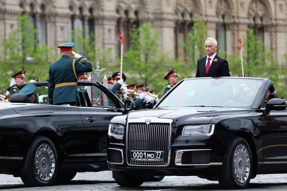 Министр обороны РФ Андрей Белоусов (справа) и командующий парадом генерал-полковник Андрей Мордвичев на военном параде в Москве в честь 81-й годовщины победы в Великой Отечественной войне