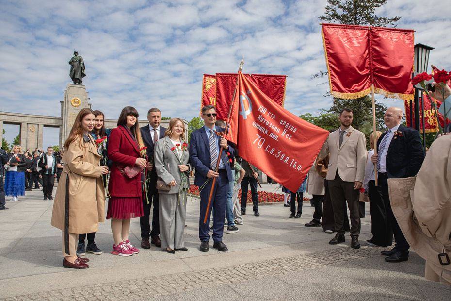 Германия. Берлин. Участники международной акции ‭«Бессмертный полк» по случаю 81-й годовщины Победы в Великой Отечественной войне