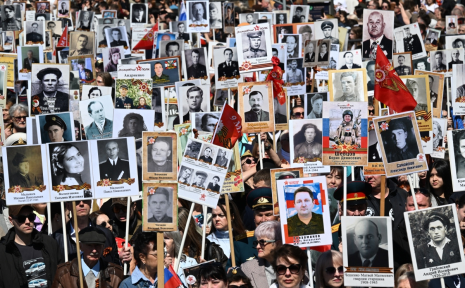 Участники акции ‭«Бессмертный полк», посвященной 81-й годовщине Победы в Великой Отечественной войне, во Владивостоке