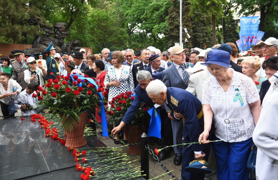 Церемония возложения цветов к Вечному огню у мемориала Славы в Алма-Ате в честь 81-й годовщины Победы в Великой Отечественной войне