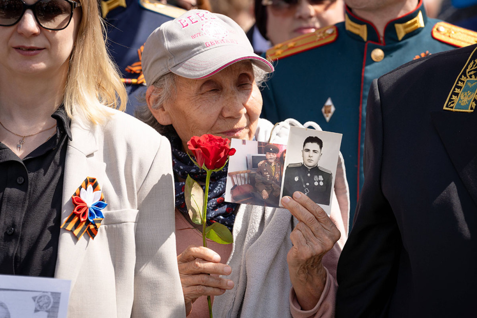 Германия. Берлин. Участники международной акции ‭«Бессмертный полк» по случаю 81-й годовщины Победы в Великой Отечественной войне