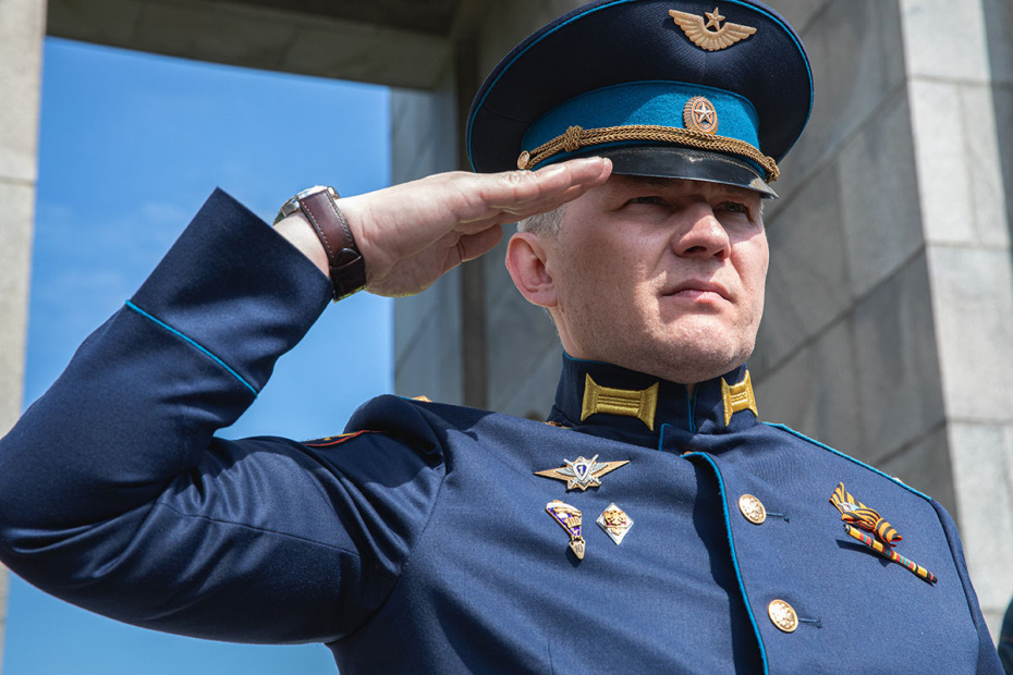 Возложение цветов к памятнику советским воинам в 81-ю годовщину Победы в Трептов-парке в Берлине