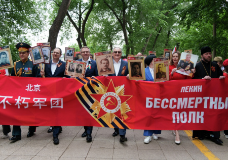 «Бессмертный полк» и цветы: самые яркие кадры Дня Победы за рубежом