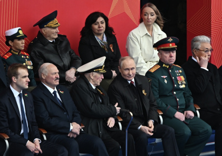 Рядом с Путиным на параде оказался неожиданный гость