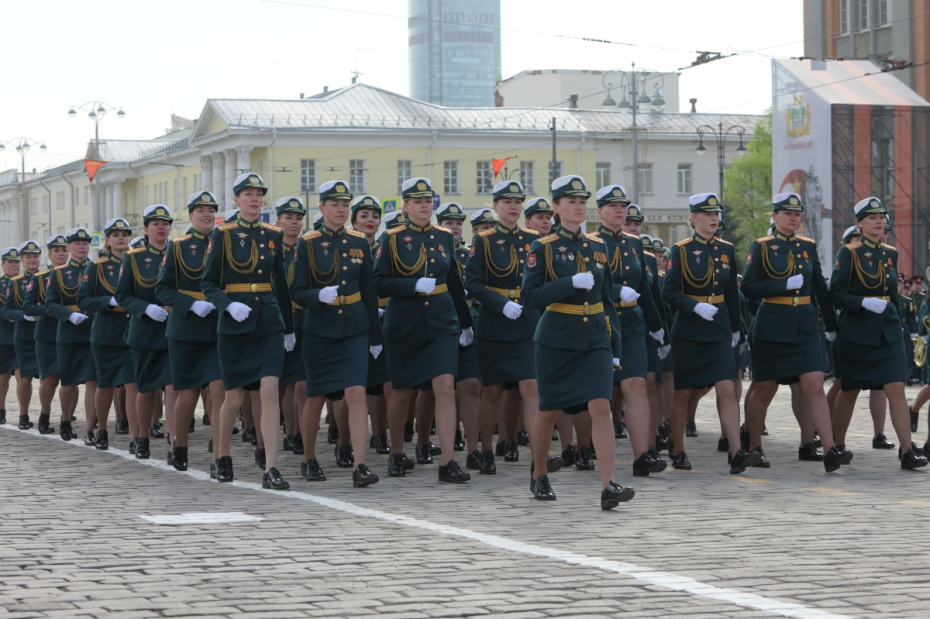 Парадный расчет военнослужащих-женщин на параде, посвященном 81-й годовщине Победы в Великой Отечественной войне, в Екатеринбурге