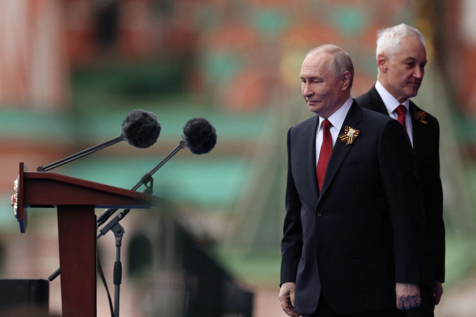 Владимир Путин и министр обороны РФ Андрей Белоусов (справа) на Красной площади в Москве на военном параде в честь 81-й годовщины победы в Великой Отечественной войне