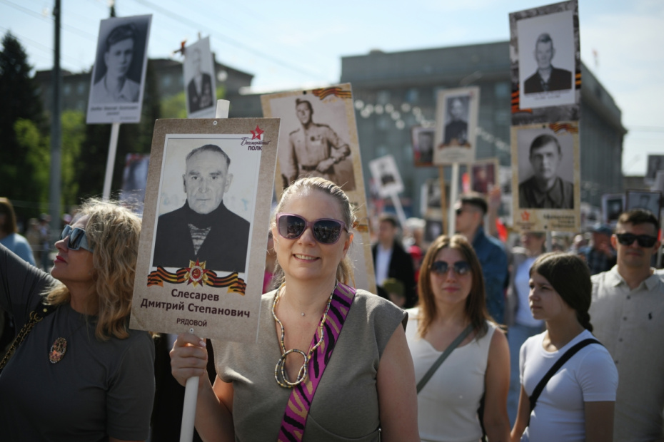 Участники акции ‭«Бессмертный полк», посвященной 81-й годовщине Победы в Великой Отечественной войне, в Новосибирске
