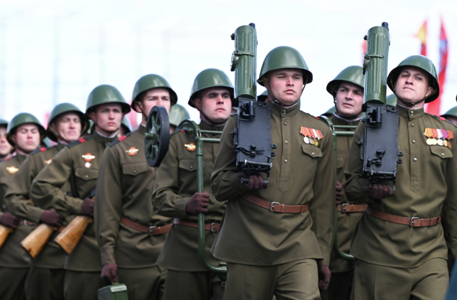 Военнослужащие в форме времен ВОВ на параде Победы в Казани, посвященном 81-летию Победы в Великой Отечественной войне