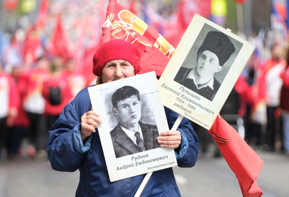 Участница акции ‭«Бессмертный полк», посвященной 81-й годовщине Победы в Великой Отечественной войне, в Томске