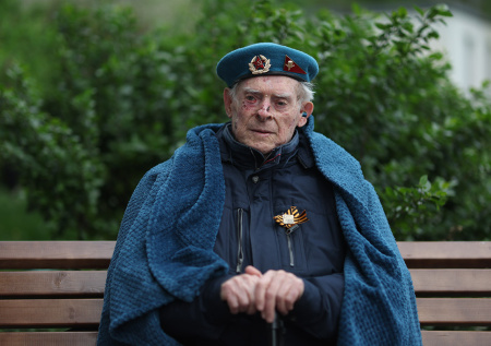 100-летний ветеран рядом с Путиным: трогательные фото героев ВОВ на параде