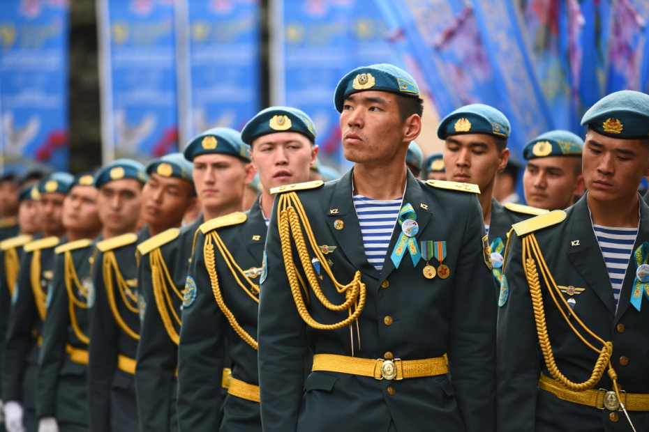 Военнослужащие на церемонии возложения цветов к Вечному огню у мемориала Славы в Алма-Ате в честь 81-й годовщины Победы в Великой Отечественной войне
