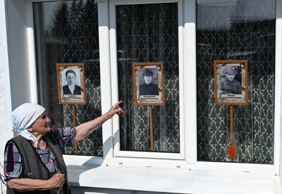 Пожилая женщина возле своего дома в ожидании шествия ‭«Бессмертного полка» в День Победы в Великой Отечественной войне в селе Большие сыры в Балахтинско-Новоселовском округе Красноярского края