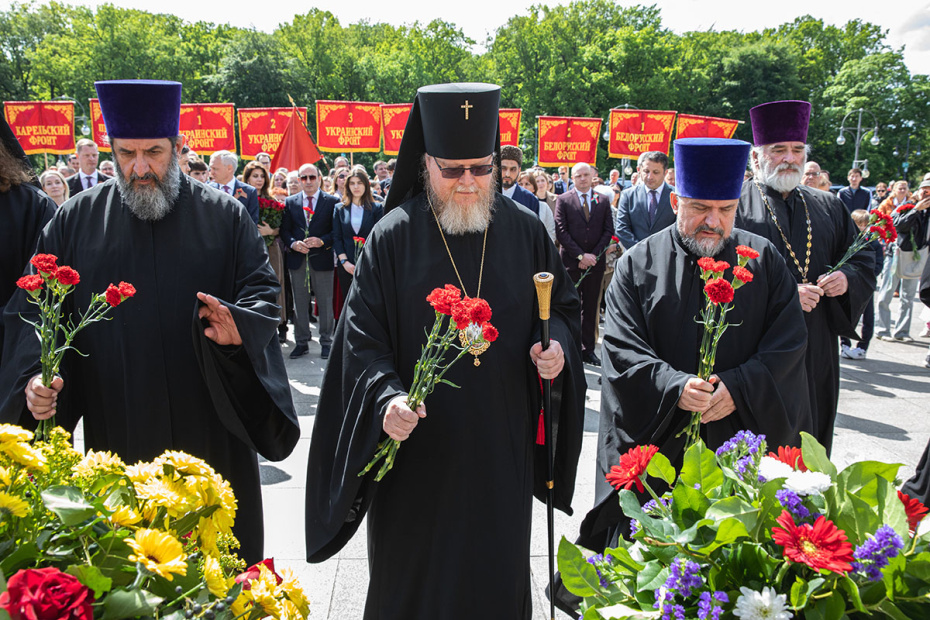 Возложение цветов к памятнику советским воинам в 81-ю годовщину Победы в Трептов-парке в Берлине