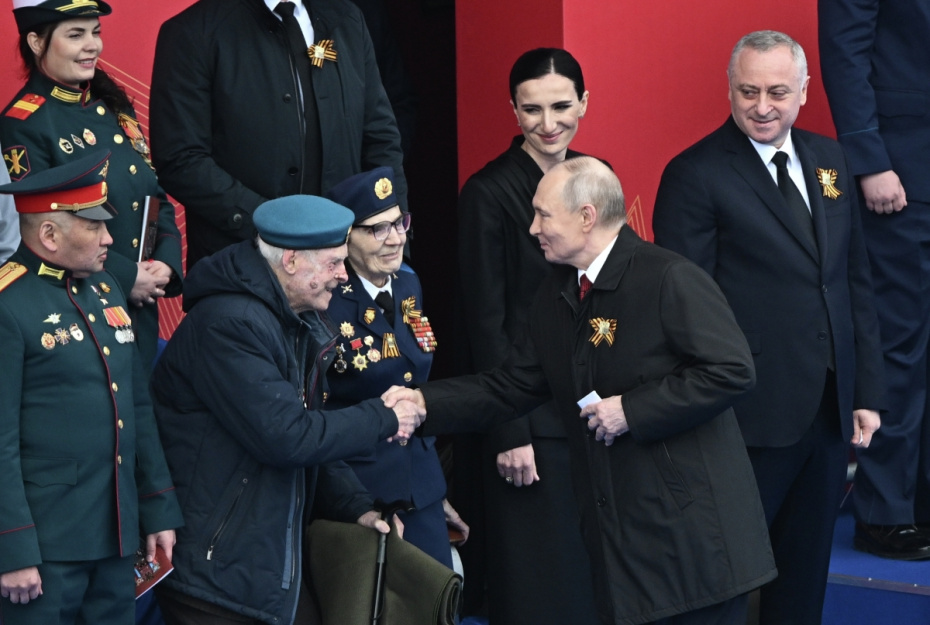 Владимир Путин и ветераны Семен Люлько и Нина Данилкович на военном параде в Москве в честь 81-й годовщины Победы в Великой Отечественной войне