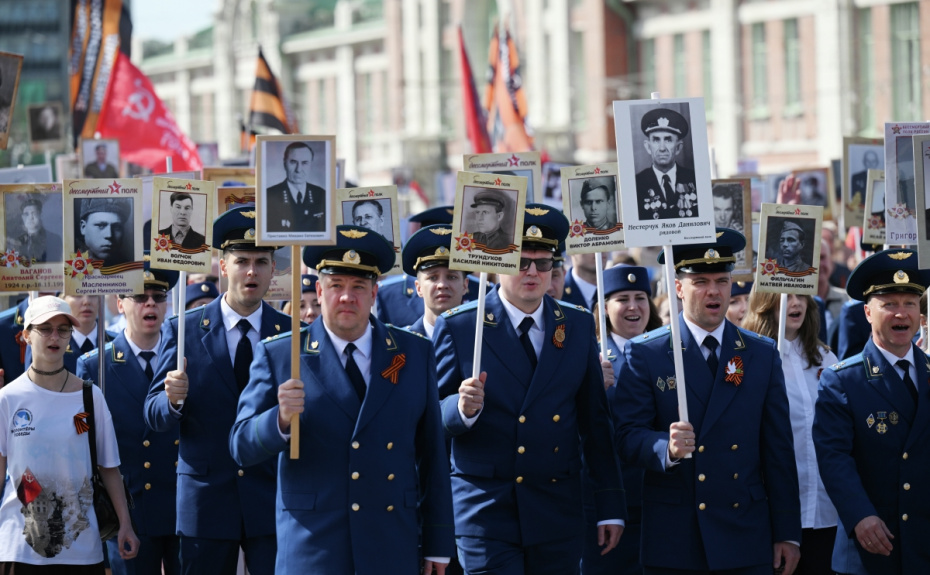Участники акции ‭«Бессмертный полк», посвященной 81-й годовщине Победы в Великой Отечественной войне, в Новосибирске