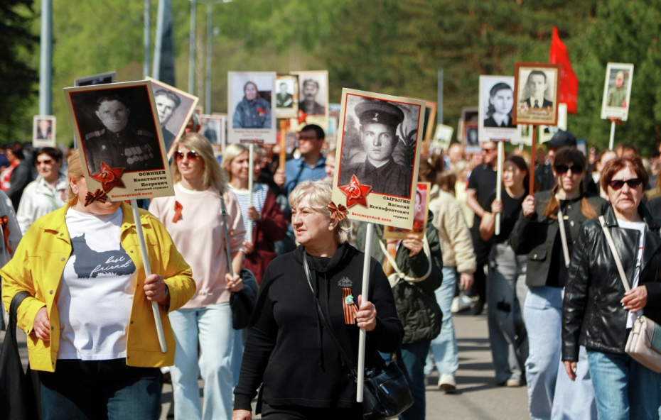 Участники акции ‭«Бессмертный полк», посвященной 81-й годовщине Победы в Великой Отечественной войне, в Прокопьевске
