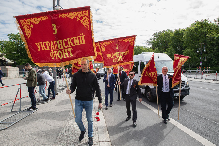 Германия. Берлин. Участники международной акции ‭«Бессмертный полк» по случаю 81-й годовщины Победы в Великой Отечественной войне