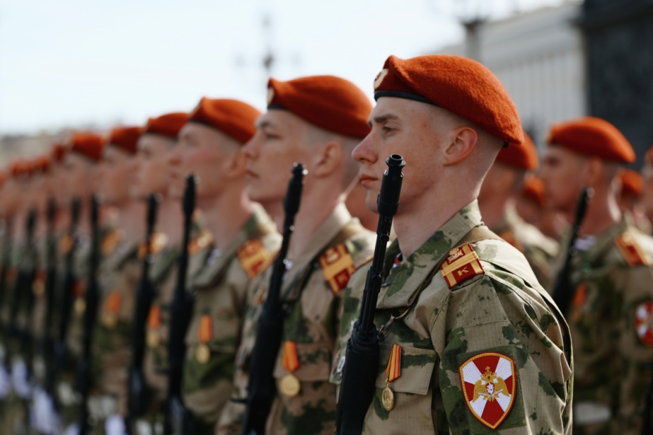 Военнослужащие парадных расчетов перед началом военного парада на Дворцовой площади в Санкт-Петербурге, посвященного 81-й годовщине Победы в Великой Отечественной войне