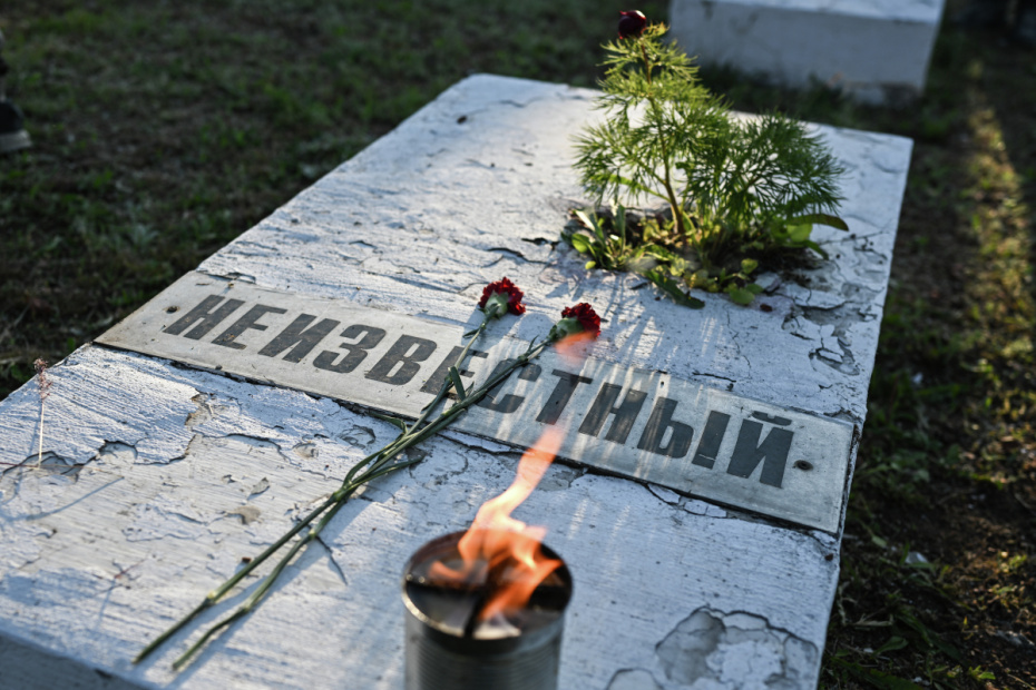 На территории мемориального комплекса ‭«Партизанская стоянка» в Луганской Народной Республике, где прошла акция ‭«Бессмертный полк» в честь 81-й годовщины Победы в Великой Отечественной войне