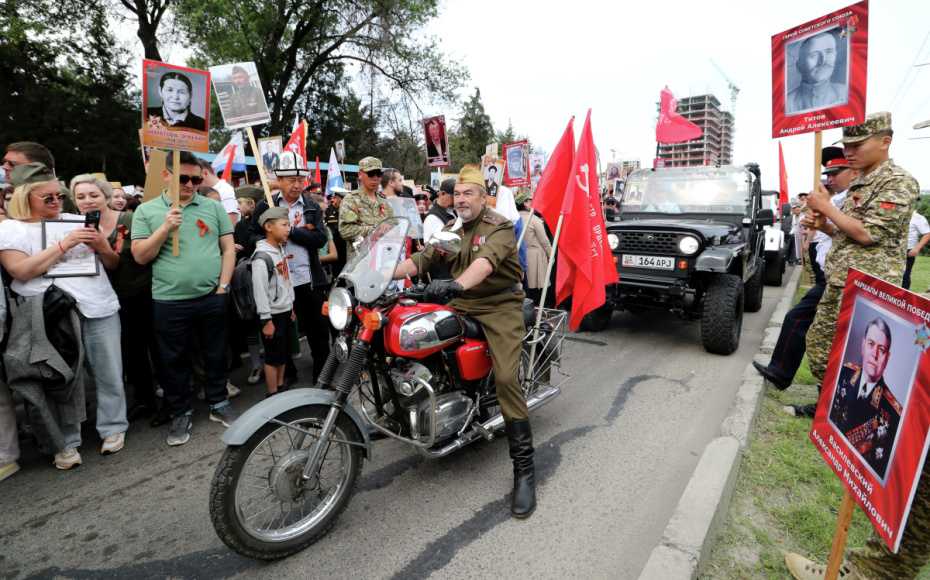 Участники акции «Бессмертный полк», посвященной 81-й годовщине Победы в Великой Отечественной войне, в Бишкеке