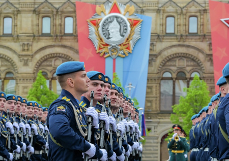 Пешие колонны и речь Путина: самые яркие кадры парада Победы в Москве