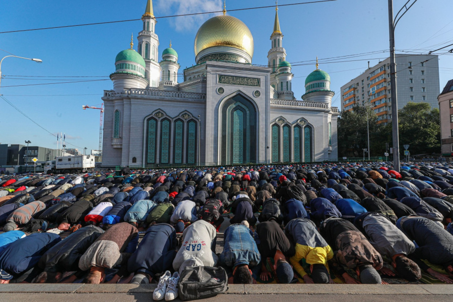 Мусульмане во время намаза в Курбан-байрам