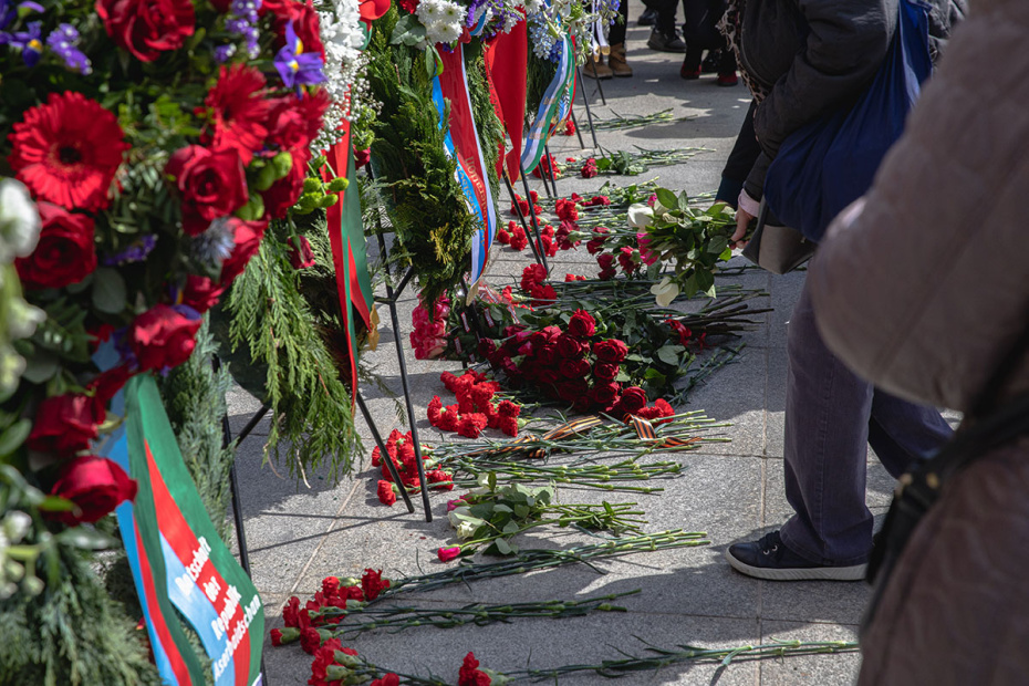 Возложение цветов к памятнику советским воинам в 81-ю годовщину Победы в Трептов-парке в Берлине
