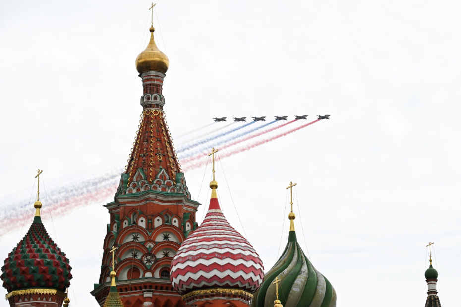 Штурмовики Су-25 во время воздушной части парада в Москве в честь 81-й годовщины победы в Великой Отечественной войне