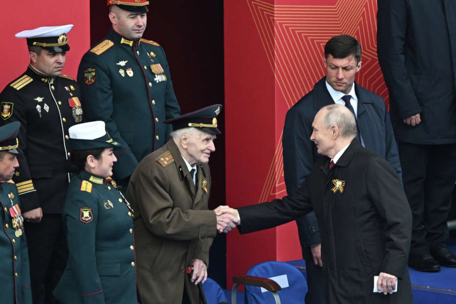 Владимир Путин приветствует ветерана Константина Федотова на военном параде в Москве в честь 81-й годовщины Победы в Великой Отечественной войне
