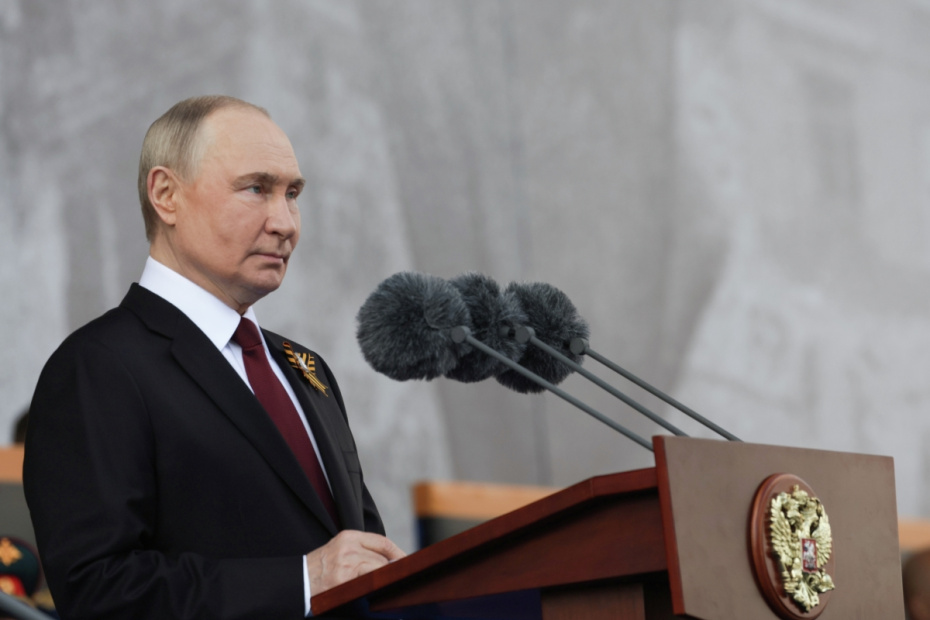 Президент РФ Владимир Путин выступает на Красной площади в Москве