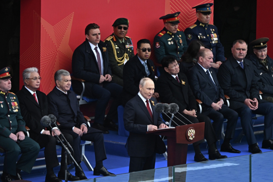Владимир Путин, президент Казахстана Касым-Жомарт Токаев, президент Узбекистана Шавкат Мирзиеев, президент Лаоса Тхонглун Сисулит, верховный правитель Малайзии Султан Ибрагим, президент Южной Осетии Алан Гаглоев