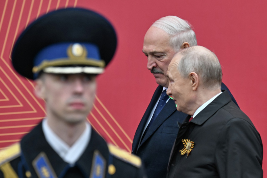 Владимир Путин и президент Белоруссии Александр Лукашенко на Красной площади в Москве на военном параде в честь 81-й годовщины Победы в Великой Отечественной войне
