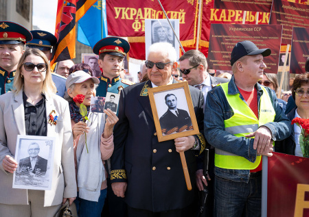 У Бранденбургских ворот с портретами дедов: яркие кадры шествия в Берлине
