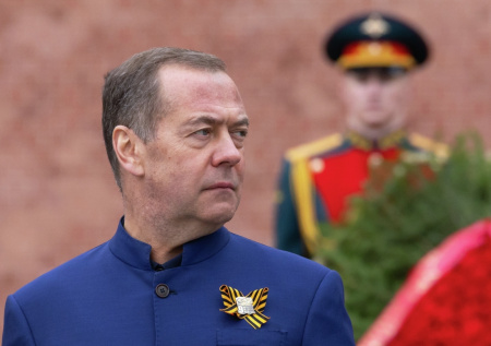 Медведев прибыл на Красную площадь