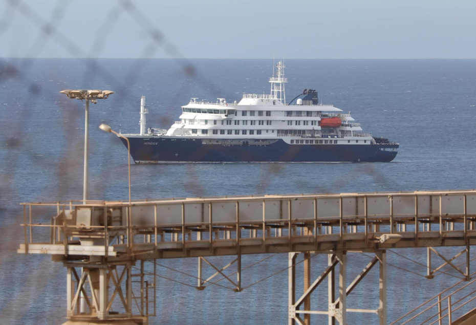 Голландский круизный лайнер MV Hondius