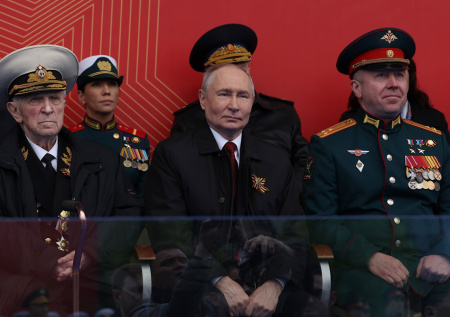 100-летний ветеран рядом с Путиным: трогательные фото героев ВОВ на параде