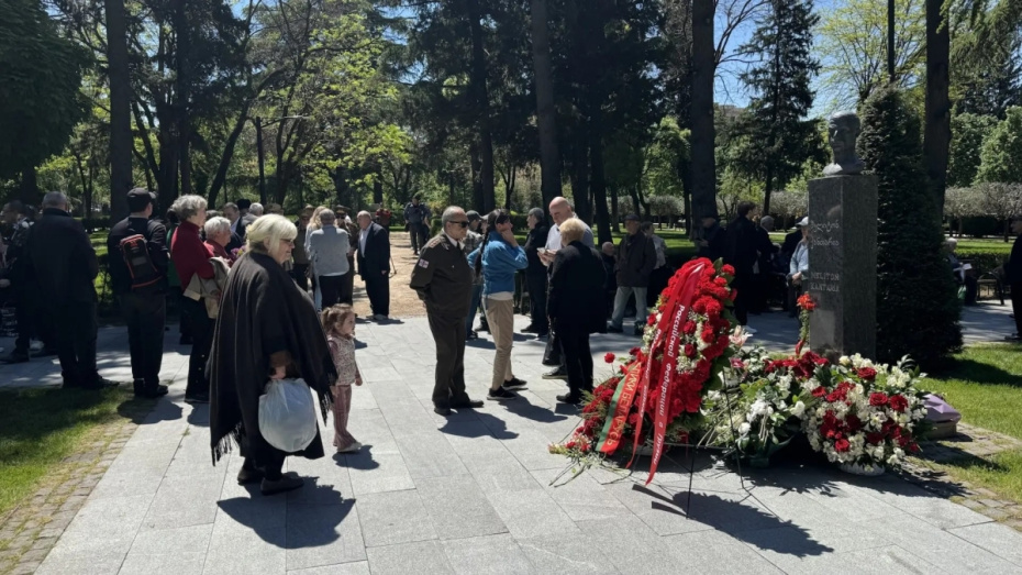 Празднование 81-й годовщины Победы в Великой Отечественной войне у памятника Мелитону Кантарии в парке Киквидзе в Тбилиси