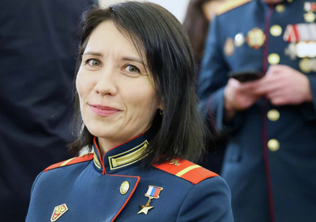 Стала известна личность женщины, сидевшей рядом с Путиным на параде Победы