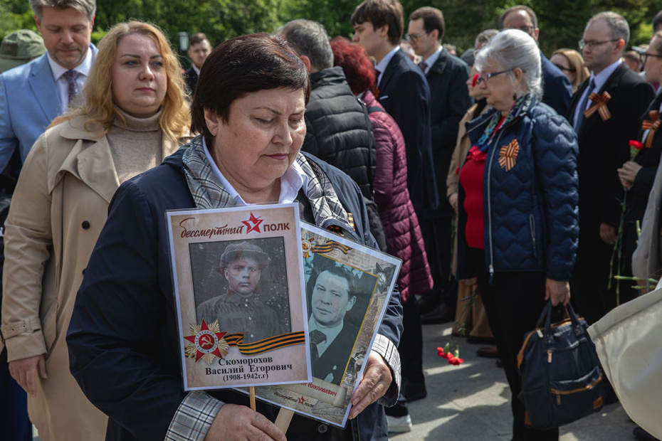Германия. Берлин. Участники международной акции ‭«Бессмертный полк» по случаю 81-й годовщины Победы в Великой Отечественной войне